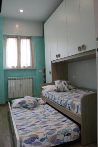 蒙特罗索阿尔马雷"Home away from home"的配有两张床铺的绿色墙壁和窗户