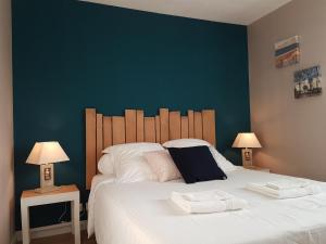 居让梅斯特拉Apartment Cap Meyran的一间卧室配有一张带两盏灯的大型白色床。