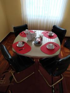 拉巴斯Apartamento Exclusivo VIP的一张桌子,上面有红色的餐巾和杯子