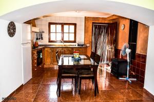 丘利利亚Casa Rural El Castillo的厨房配有桌子和冰箱