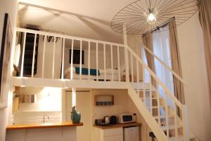 图卢兹Le typique - coeur de ville的白色的楼梯,位于带大窗户的厨房