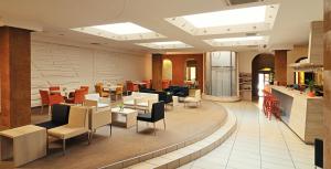 布达佩斯星辰之城酒店的一间带桌椅的餐厅和一间自助餐厅