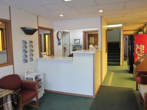 鲁珀特王子港阿里达汽车旅馆的医院里带柜台的等候室