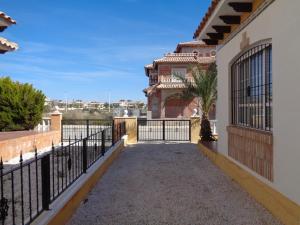 Luxurious house in La Marina at El Pinet beach的阳台或露台