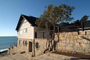 康康卡萨多卡精品酒店的海边的石墙房子