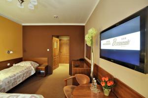 斯拉百斯巴拉诺斯基酒店的酒店客房配有大屏幕平面电视。