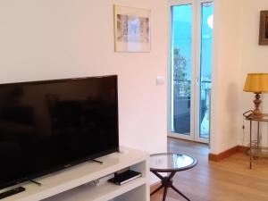 圣文森特蒙蒂埃放松公寓 的客厅配有大屏幕平面电视