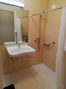 米兰达·杜·杜罗米兰达图里斯莫酒店的一间带水槽和淋浴的浴室
