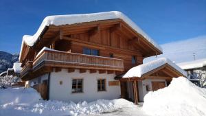 奥巴拉马高Kleines Zirbelhotel - ÜF的小木屋,屋顶上积雪