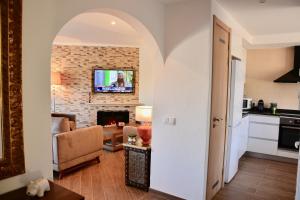 阿尔曼萨Jardins do Golf, Val do Lobo的客厅设有拱门,通往客厅