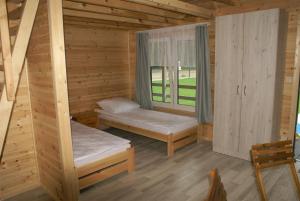 波别罗沃DIUNA Domki Letniskowe的客房设有两张双层床和一扇窗户。