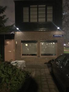 阿姆斯特丹Hababa Short Stay的前面有停车位的建筑