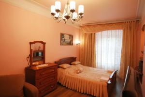 利沃夫历史中心公寓的一间卧室配有一张床、梳妆台和镜子