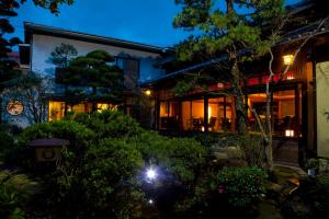 别府Ryokan Sennari (13 years or older)的夜晚有灯的房子