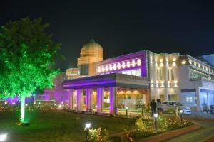 Sītāpur MūāfiThe River Front Resort的一座晚上有紫色灯光的建筑