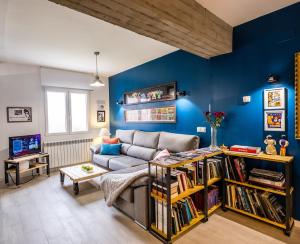 洛格罗尼奥Logroño Centro, Una Casa con Vistas的带沙发和蓝色墙壁的客厅