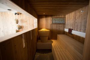 罗登戈Bauernhofresidence Leierhof的一间铺有木地板的桑拿浴室