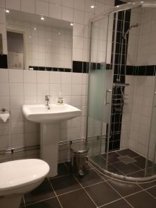 克里斯蒂娜港马瑞堡酒店的一间带水槽和淋浴的浴室
