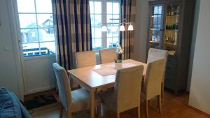 勒尔达尔Røldal的一间带木桌和椅子的用餐室