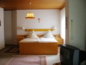 Wildewiese霍普度假农家乐的卧室配有一张墙壁上的横截床