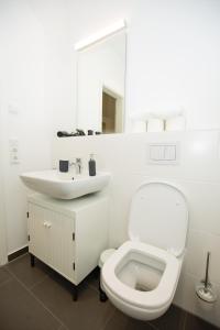 慕尼黑My room serviced apartment-Messe的白色的浴室设有卫生间和水槽。