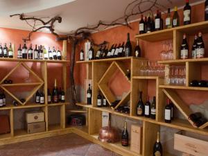 科马诺泰梅安格鲁酒店的一间装满大量葡萄酒的房间