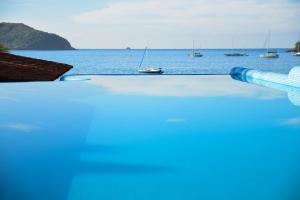 锡瓦塔塔内霍Arena Suites的俯瞰大海的游泳池,在水中划船