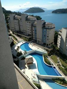 曼加拉蒂巴Porto Real Resort Suites Angra的城市游泳池的顶部景观