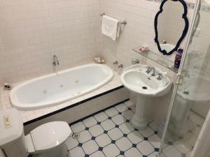 波特兰罗蕾莱住宿加早餐旅馆的带浴缸、卫生间和盥洗盆的浴室