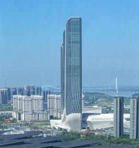 南京Jumeirah Nanjing的一座高大的建筑,在一座城市里