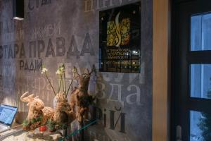 布克维Stara Pravda Hotel的一群坐在窗台上的动物