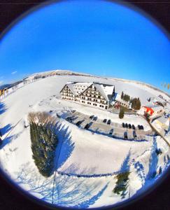 奥泊维森塔尔阿尔皮娜阿泊文森特山林小屋的雪地中建筑物的景色