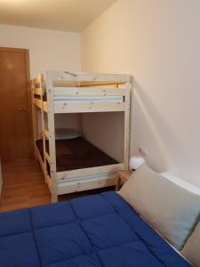 索尔德乌Soldeu Paradis Pleta的一间卧室配有一张蓝色床垫的双层床