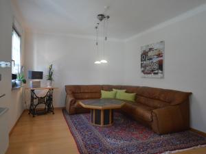 特里滕海姆Apartment in Trittenheim with Terrace and Garden的客厅配有棕色沙发和桌子