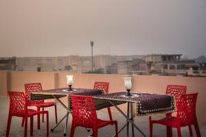 阿格拉Udee's Homestay的两张桌子和椅子,享有城市美景