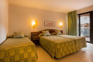 安道尔城切尔沃勒酒店的酒店客房设有两张床和一个阳台。