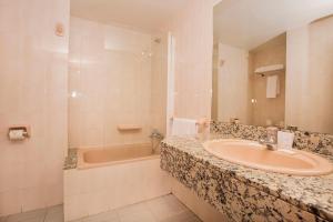安道尔城切尔沃勒酒店的浴室配有盥洗盆和浴缸。