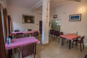 珀勒德布尔Iora Guest House的用餐室配有粉红色的桌椅