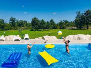 DivšićiStancija Negričani的两个孩子在游泳池玩球