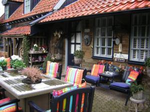 Sint PancrasPrive tuinhuis B&B Elly的一个带桌椅的庭院和一座房子