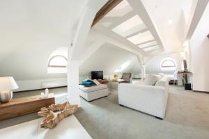 WilkówHotel Jakubus的客厅配有白色家具和白色天花板
