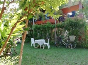 高兰Lanta Wanida Resort的房子的院子内的桌椅