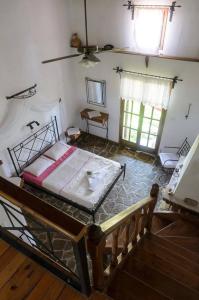 埃夫迪洛斯Panoramma Hause, Kampos Evdilou,Ikaria的一间带床的卧室,位于带窗户的房间内