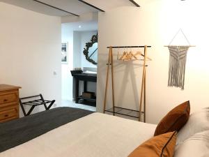 尼斯Villa le Nid的一间卧室配有一张床、一个梳妆台和一个盥洗盆