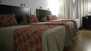布宜诺斯艾利斯Palermo Bridge的酒店客房,设有两张床和一张沙发