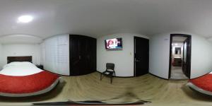 伊皮亚莱斯Hotel Florida ApartaSuites.的一间卧室配有两张床和一台平面电视