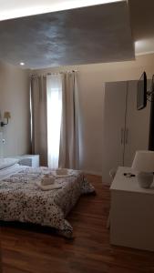 布雷西亚阿尔伯格斯沃塔酒店的白色的卧室设有床和窗户