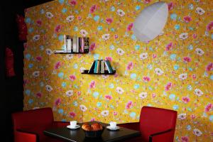 LʼÎle-dʼOlonneCamping l'Ile aux Oiseaux的用餐室设有黄色的鲜花墙