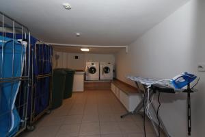 斯维诺乌伊希切Apartamenty Świnoujście - Villa Stil 1的洗衣房配有洗衣机和烘干机