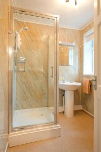 西卢港Trelawne Manor Holiday Park的带淋浴和盥洗盆的浴室